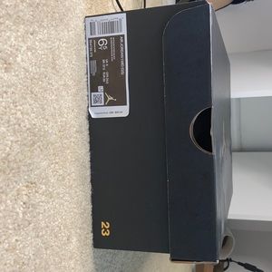 Jordan 1 mid (gs) size 6.5